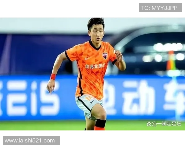 张源加盟上海海港开启新征程球迷期待他在新球队的表现与贡献